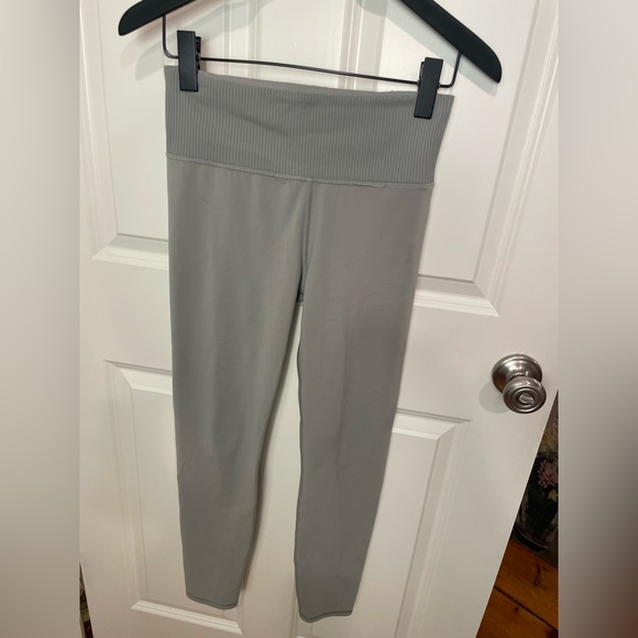 Vuori Studio Pocket Ribbed Leggings and Bra Size Medium - Picture 3 of 9